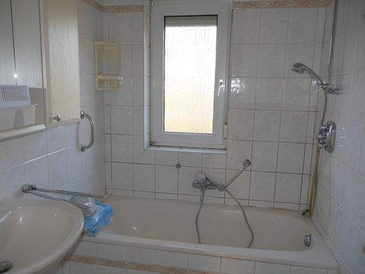 Bad mit Duschwanne