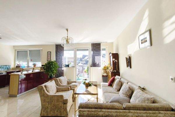 Wohnraum mit Blick zum Balkon