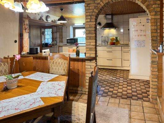 4. Blick vom Essbereich in die angrenzende Küche.jpg