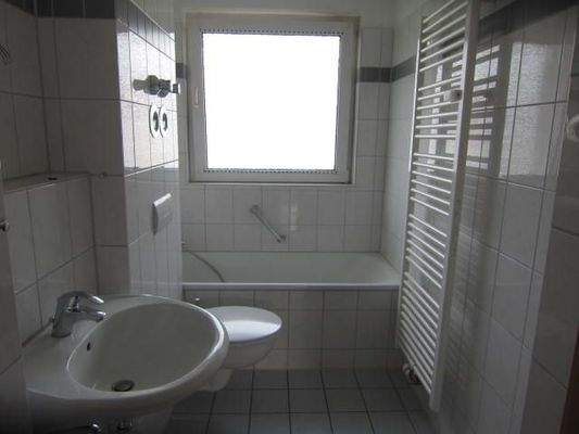 Tageslichtbad mit Wanne