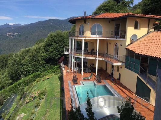 Villa mit Pool und Seeblick