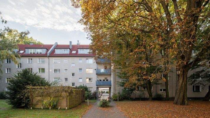 Eingang der begrünten Wohnanlage