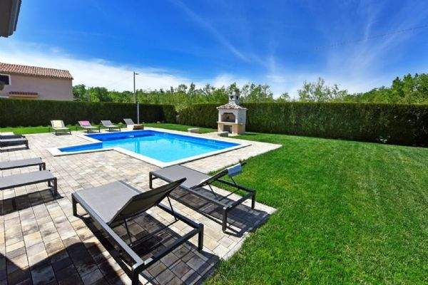 Garten mit Swimmingpool und Grill