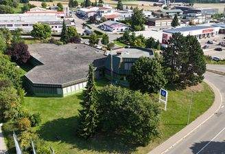 3 Gebäude auf große Grundstück