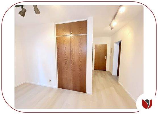 Geräumig: Diele mit neuem Fußbodenbelag und Einbau