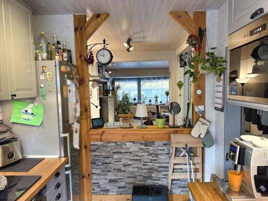 Küche mit Blickbezug zum Wohn-/ Essbereich