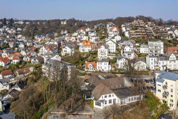 Treppenv. m. Haus mittig m. roter Pfanne