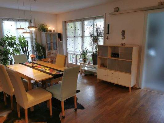 Essbereich mit Zugang zur Terrasse