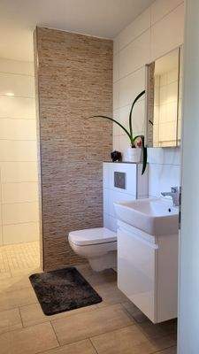 Gäste-WC mit begehbarer Dusche.jpeg