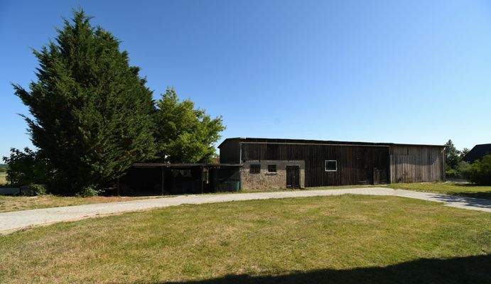 Scheune mit Carports