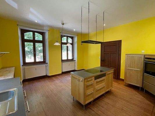 großzügige Essküche mit Kochinsel