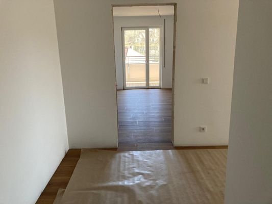 Blick vom Flur ins ruhige Schlafzimmer