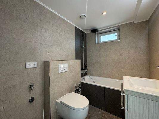 Modernes Badezimmer mit Tageslicht