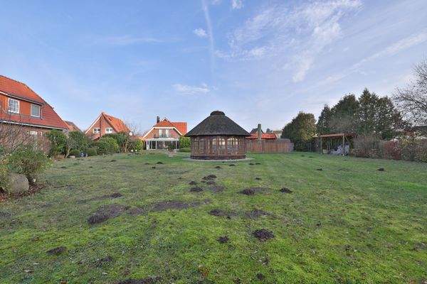 Blick vom unbebautem Grundstück in Richtung Haus