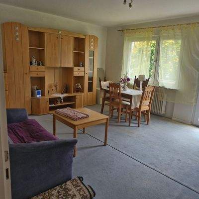 Wohnzimmer mit Holzmöbeln