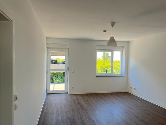 Wohnzimmer mit Balkonzugang