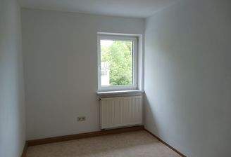 Leeres Zimmer mit Fenster