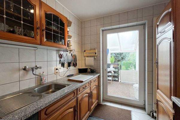 Küchentür zur überdachten kleinen Terrasse