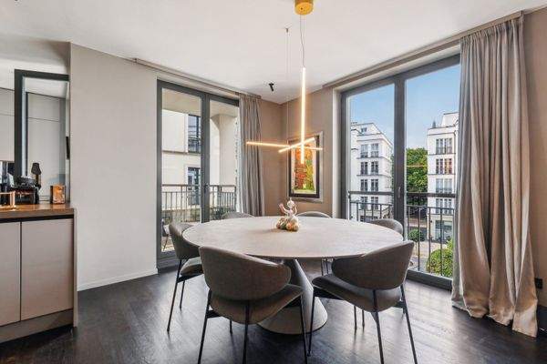 Essbereich mit Ausblick und Bodentiefen Fenstern