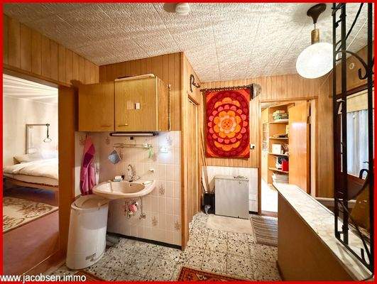 HWR mit Seiteneingang und Zugang zum Keller