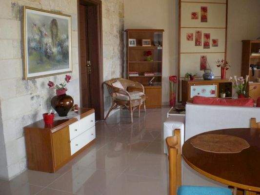 Steinhaus mit Blick auf das Meer und die Schlucht