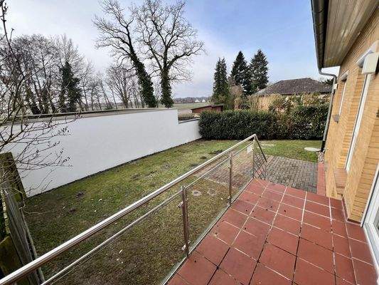 Blick aus dem Wohn- Essbereich