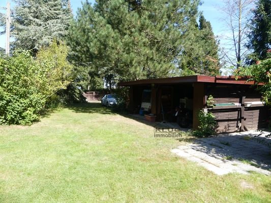 Grundstücksansicht mit Carport