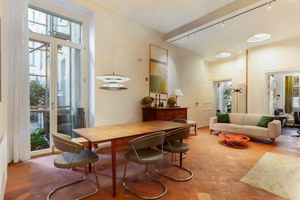 Wohnzimmer mit offener Küche