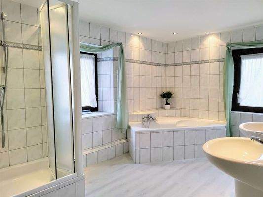 Bad mit Wanne u. Dusche im OG