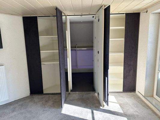 Zimmer No. 2 im OG mit begehbarem Schrank