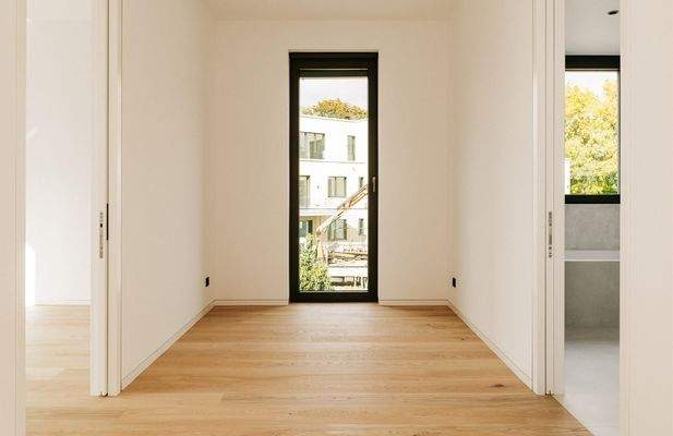 Helle Wohnräume mit Wasserblick