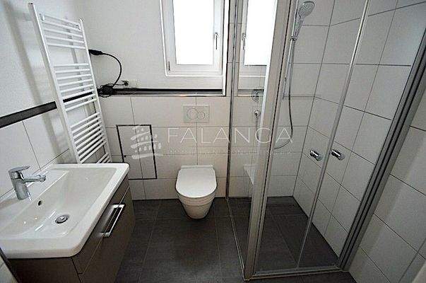 Modernes Tageslichtbad mit mit bodentiefer Dusche