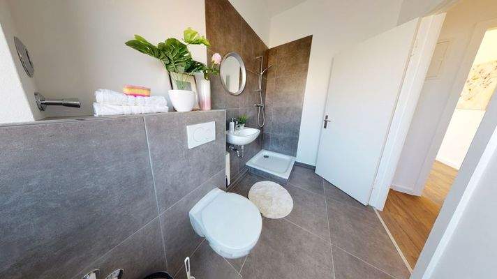 Großzügiges Duschbad mit Fenster