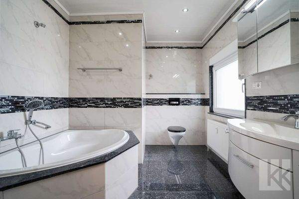 Großzügiges Badezimmer mit Eckbadewanne