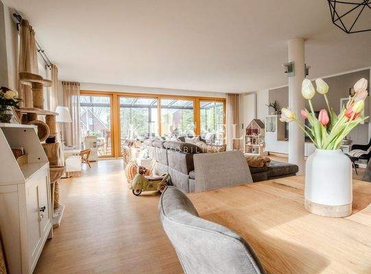 Das lichtdurchflutete und gemütliche Wohn- und Esszimmer...