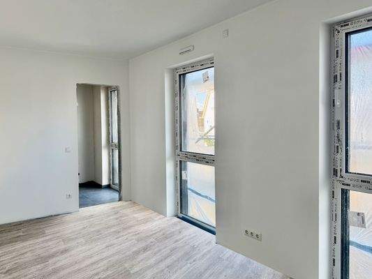 Schlafzimmer mit Zugang zum Masterbad