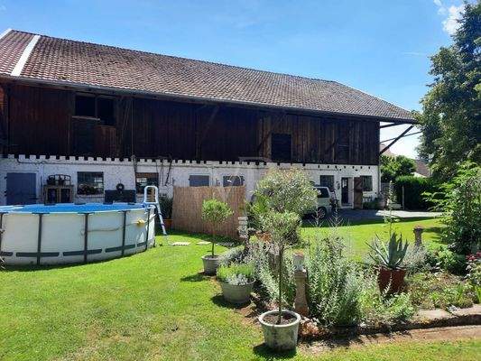 Ansicht Osten mit Nebengebäude ehem. Stallung Scheune