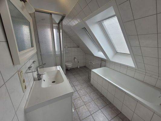 DG Badezimmer mit Fenster