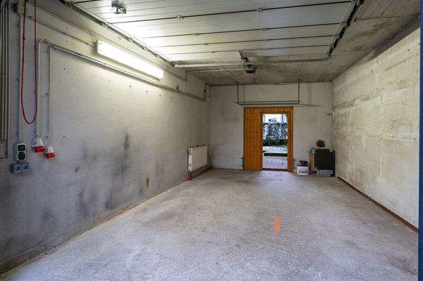 mit Durchgang zum Garten