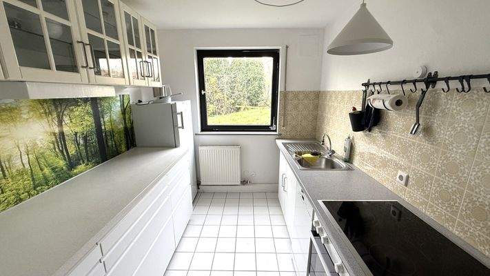 Einbauküche mit Geräten und Geschirr