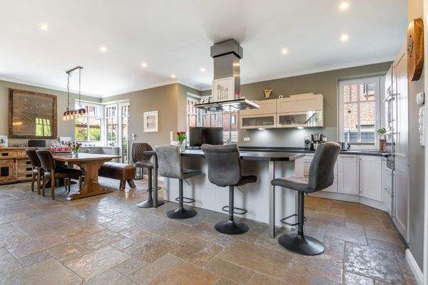 !Pinneberg-Hochwertiges-Einfamilienhaus-mit-Waldgrundstück-und-Pool-58