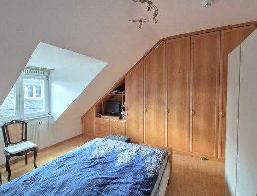 Schlafzimmer mit Einbauschrank.jpg