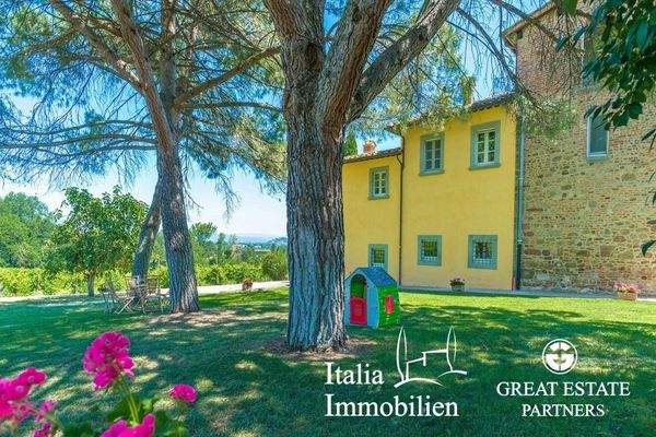 Schöne helle Villa in herrlicher Lage mit Türmchen, Pool, Weinberg und Olivenhain