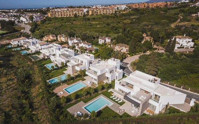Natural Setting Views Villas in a Popular Area of Estepona