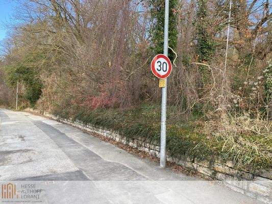 Untere Grundstücksgrenze