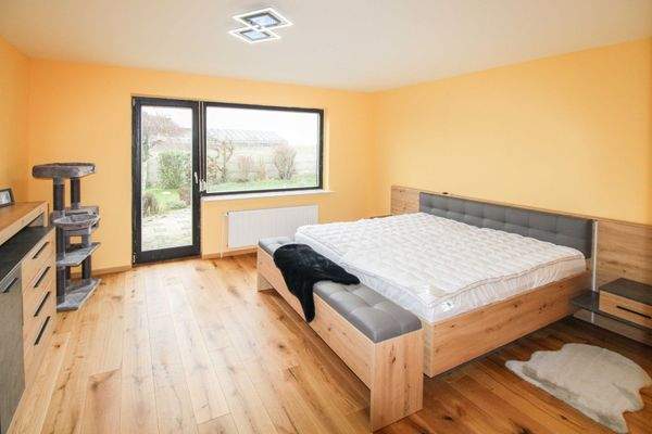 Schlafzimmer mit Gartenzugang