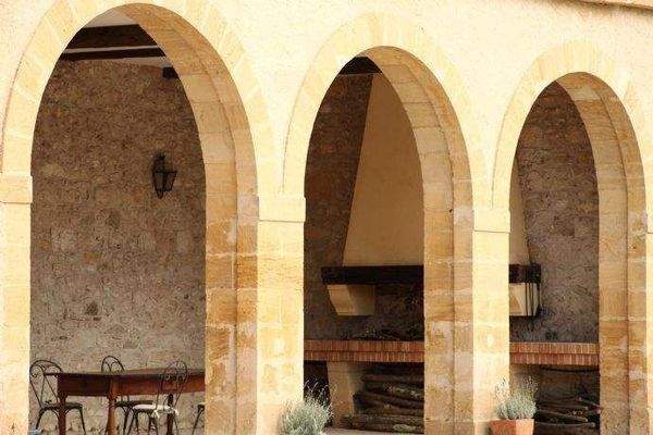 Mit Rundbögen umfasste Terrasse