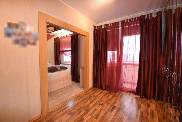 14 Ankleide mit Zugang zum Balkon.JPG