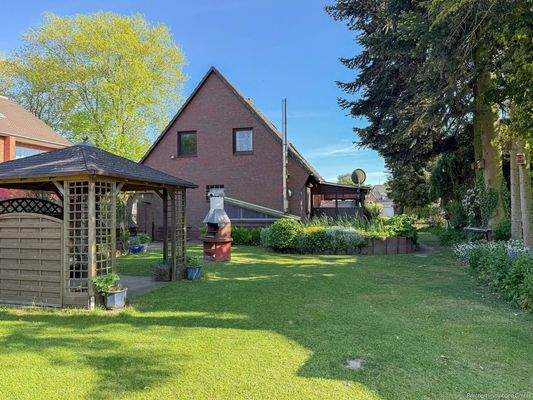 Garten mit kleinem Teich