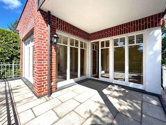 Zwei gut nutzbare Balkone